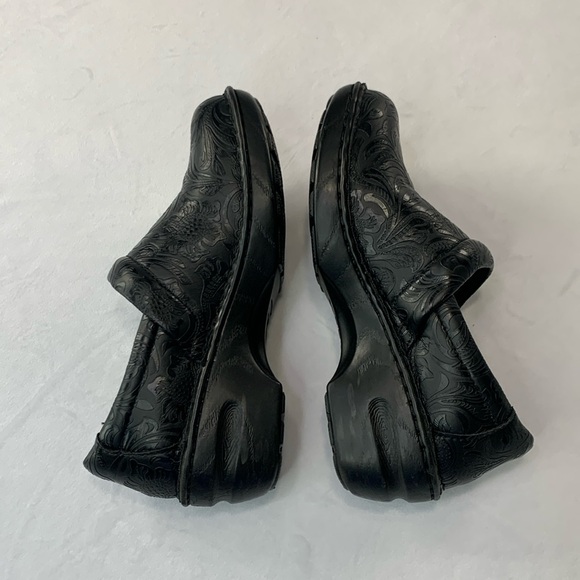 b o c Peggy Comfort Clogs Mules Slip-On Black Faux Leather Embossed Size 7.5 - Picture 4 of 15